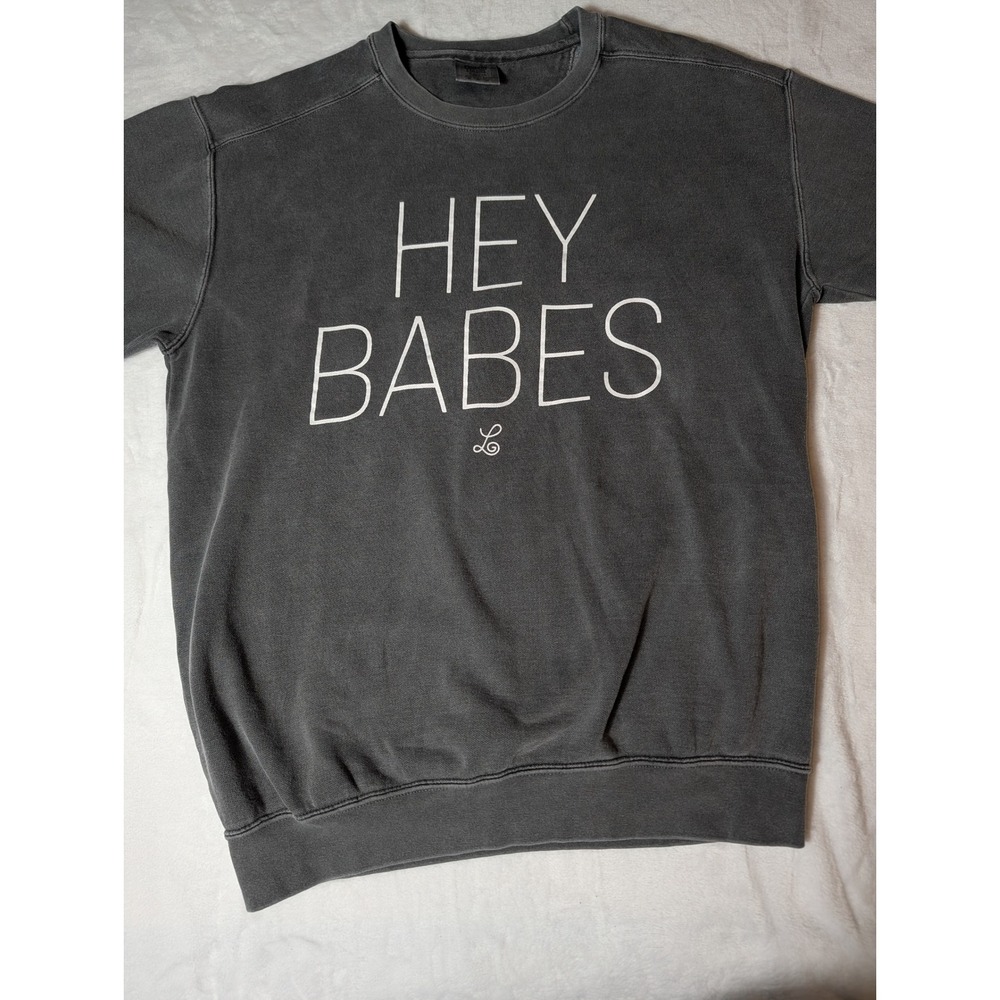 Lateral Gig "Hey Babes" Graphic Sweatshirt Charcoal Gray Pullover Crewneck